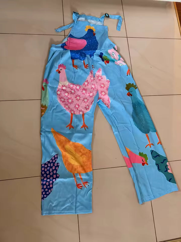 Lichtblauwe tuinbroek met opgenaaide hanenappliqués, plat gefotografeerd