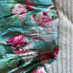 Aquablauwe jurk met roze rozenprint en V-hals