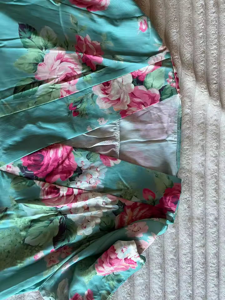 Aquablauwe jurk met roze rozenprint en V-hals