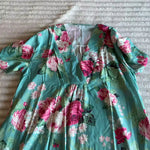 Aquablauwe jurk met roze rozenprint en V-hals