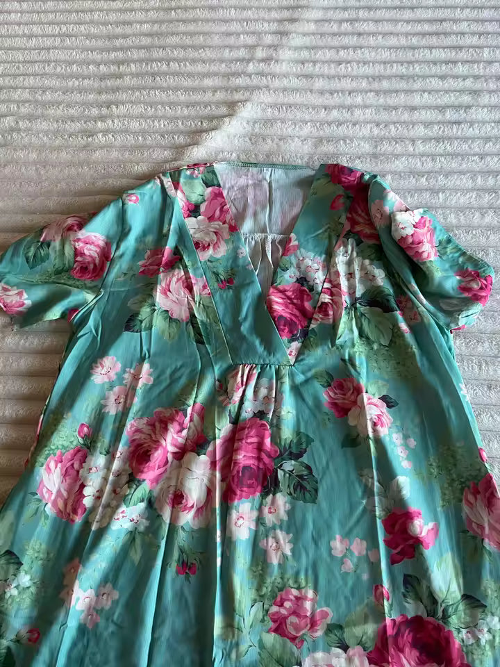 Aquablauwe jurk met roze rozenprint en V-hals