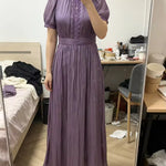 Lila maxi-jurk met pofmouwen en kantbies op het voorpand