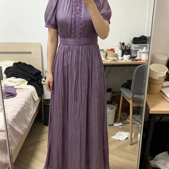 Lila maxi-jurk met pofmouwen en kantbies op het voorpand