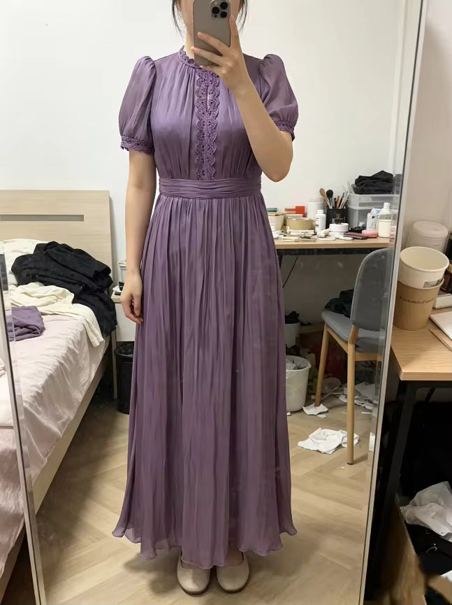 Lila maxi-jurk met pofmouwen en kantbies op het voorpand
