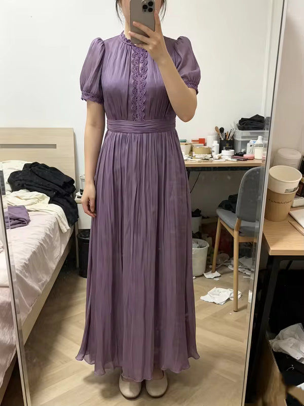 Lila maxi-jurk met pofmouwen en kantbies op het voorpand