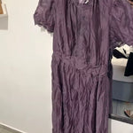 Lila maxi-jurk met pofmouwen en kantbies op het voorpand