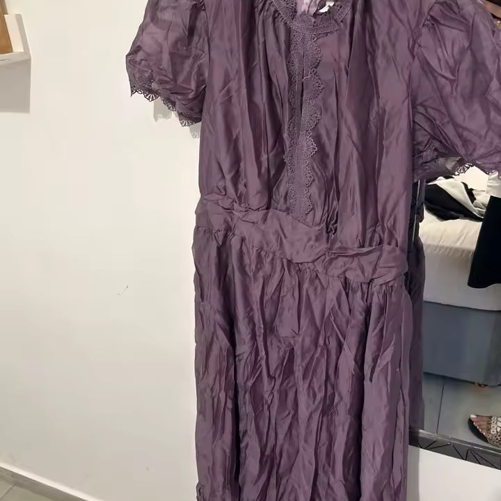 Lila maxi-jurk met pofmouwen en kantbies op het voorpand