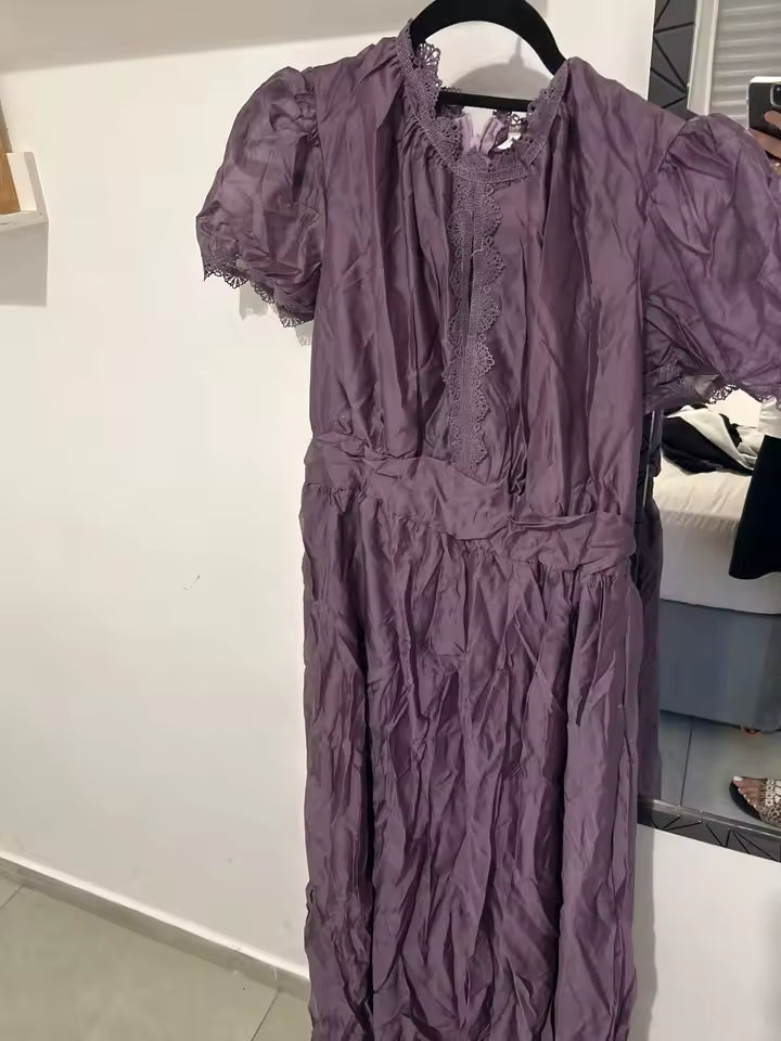 Lila maxi-jurk met pofmouwen en kantbies op het voorpand