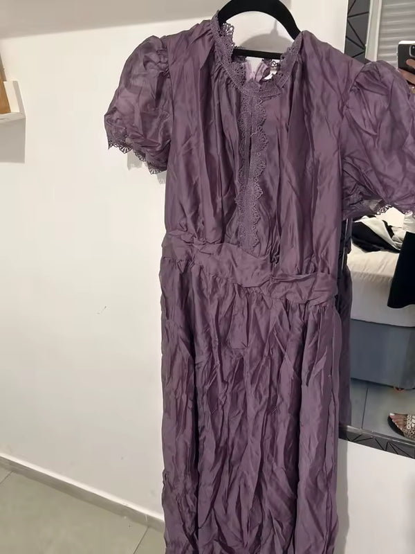 Lila maxi-jurk met pofmouwen en kantbies op het voorpand